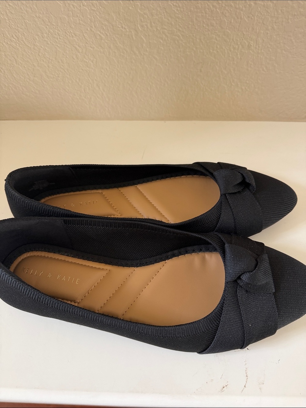Women’s Black Pointed Toe Bow Ballet Flats - Picture 8 of 9